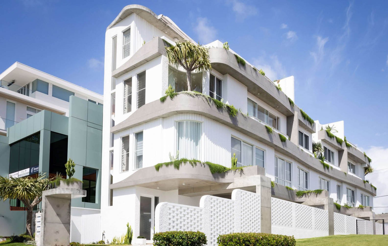 a-coastal-statement-in-feature-aluminium-cladding_10