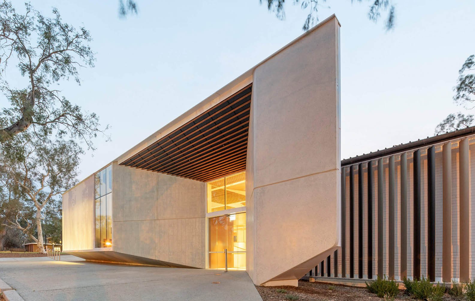 click-on-battens-at-anu-law-school_07