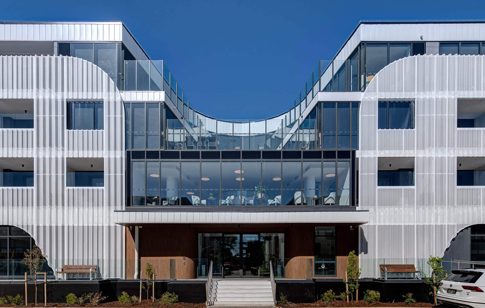 curved-aluminium-cladding-for-tlc-whitewater_14