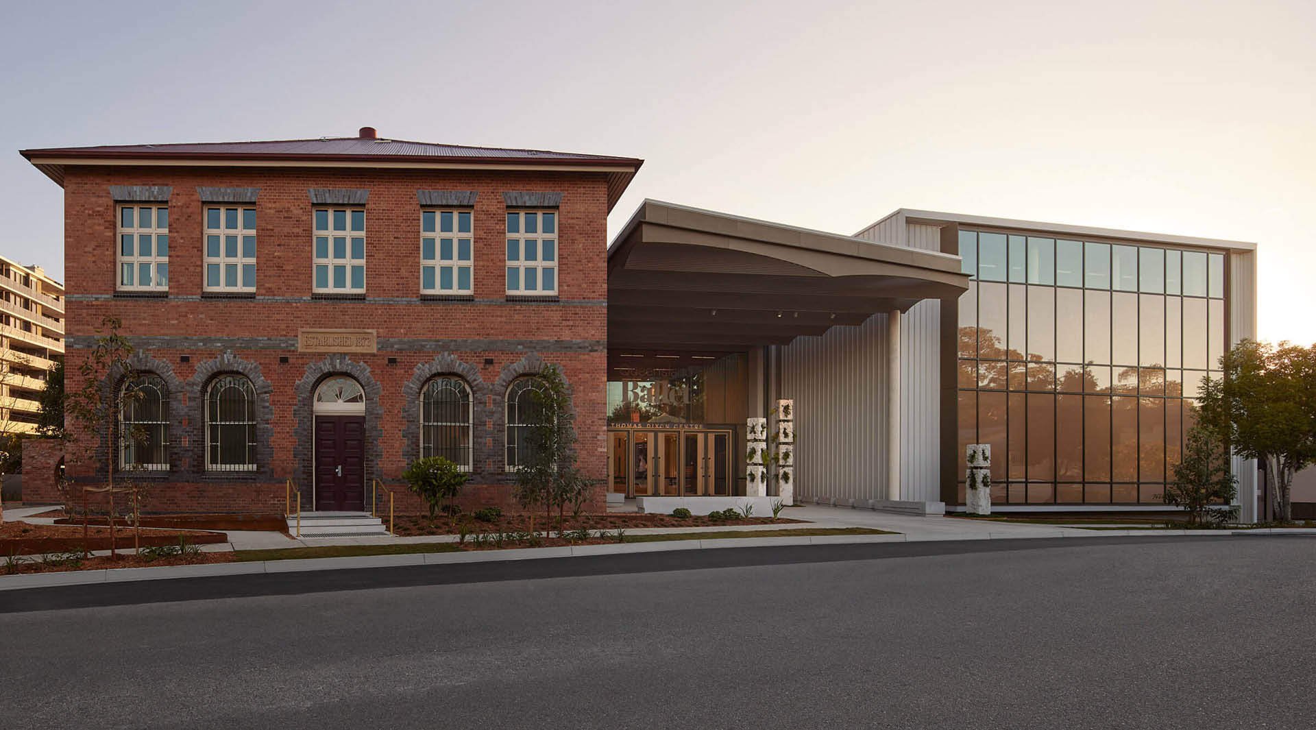 feature-vaulted-ceiling-entrance_01