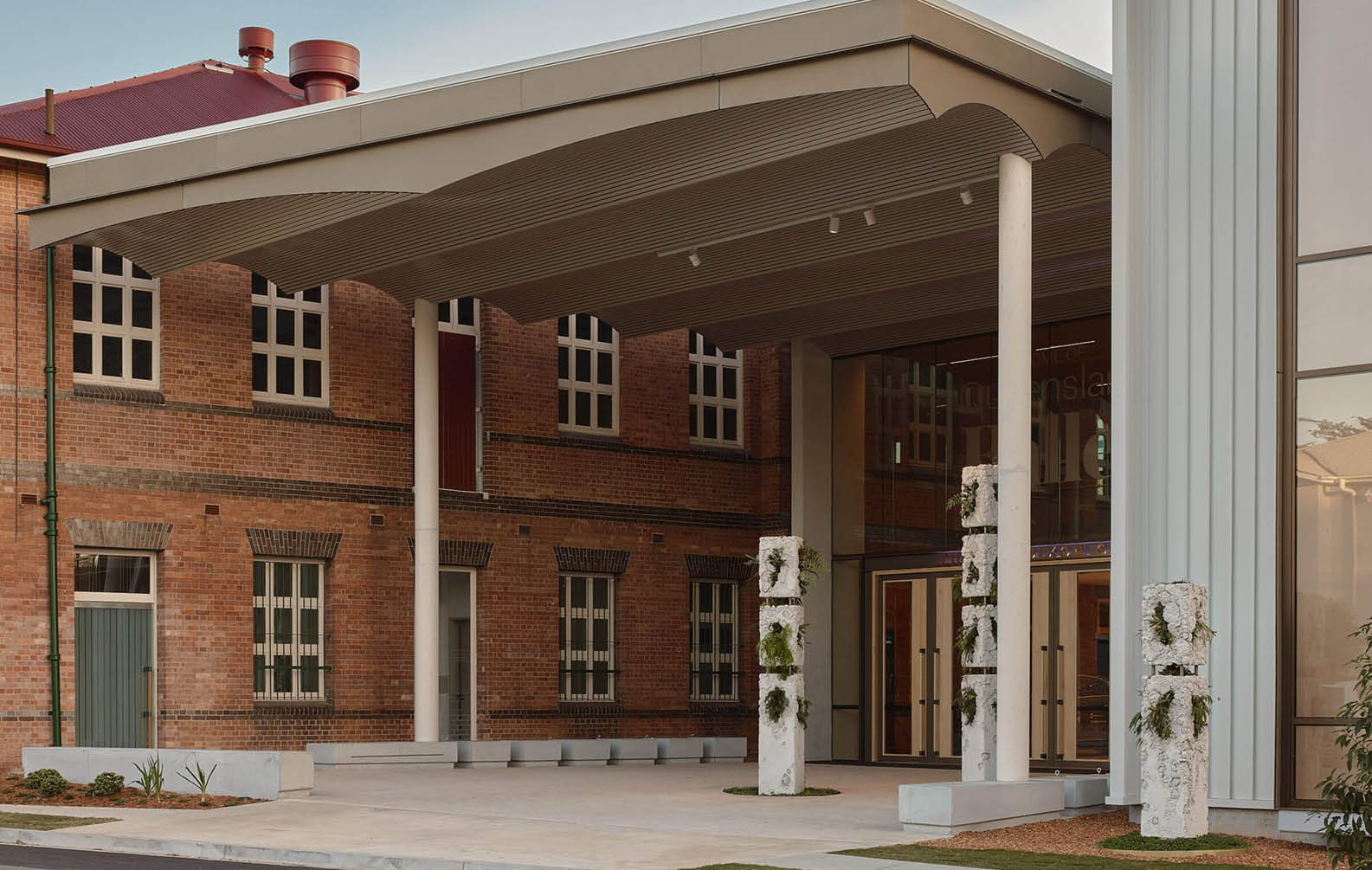 feature-vaulted-ceiling-entrance_05
