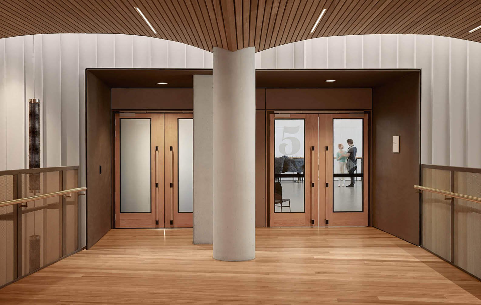feature-vaulted-ceiling-entrance_08