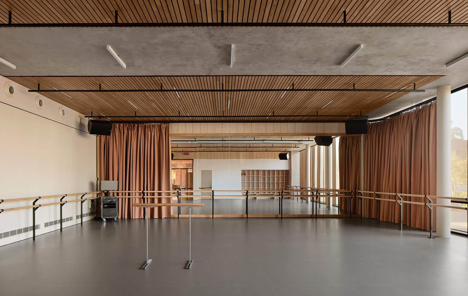 feature-vaulted-ceiling-entrance_10