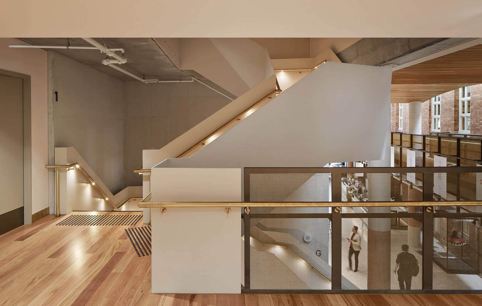 feature-vaulted-ceiling-entrance_11