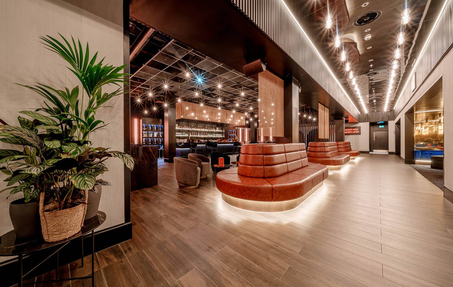 striking-timber-battens-in-the-uks-largest-indoor-arena_04