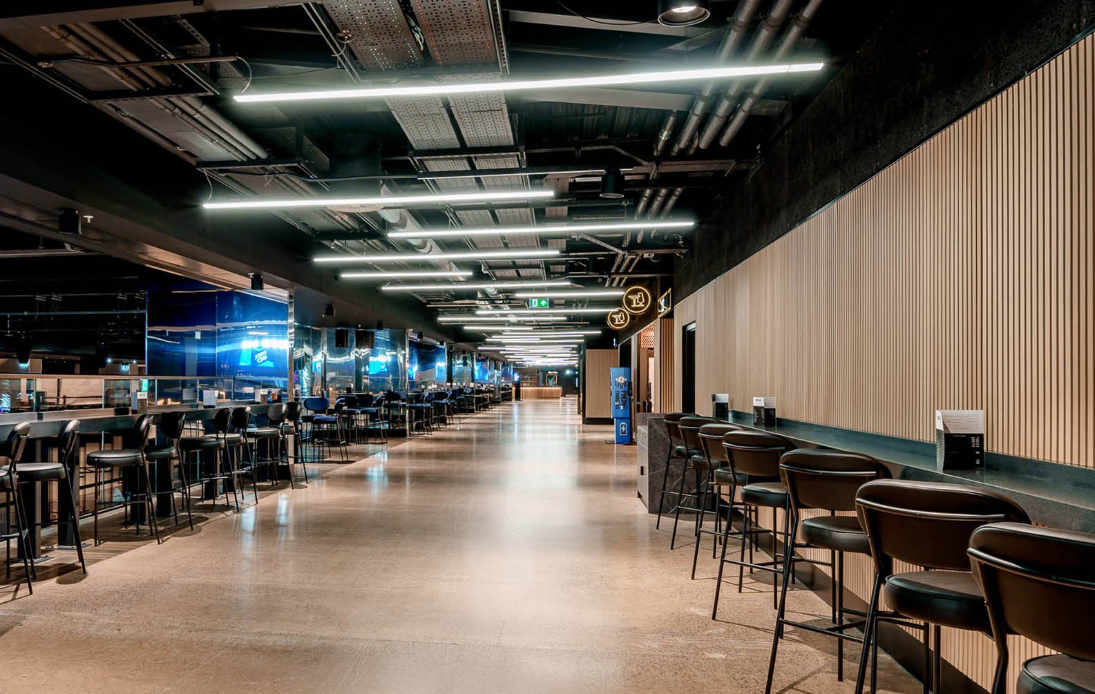 striking-timber-battens-in-the-uks-largest-indoor-arena_11