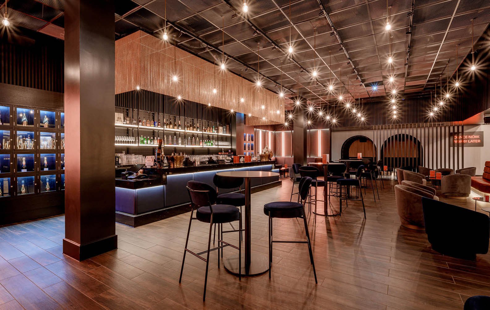 striking-timber-battens-in-the-uks-largest-indoor-arena_12