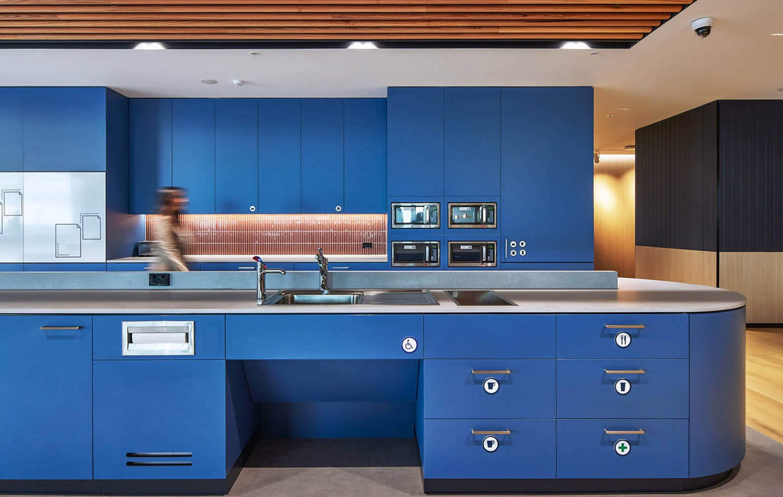 stunning-timber-ceiling-details-at-westpac_10