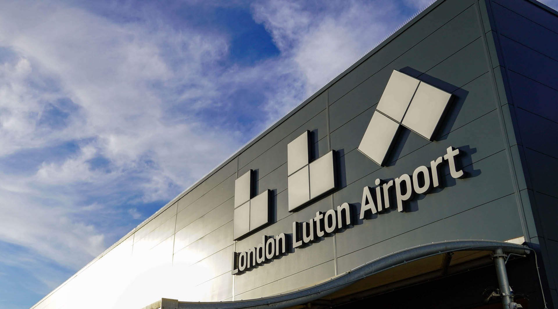 timber-battens-at-london-luton-airport_01
