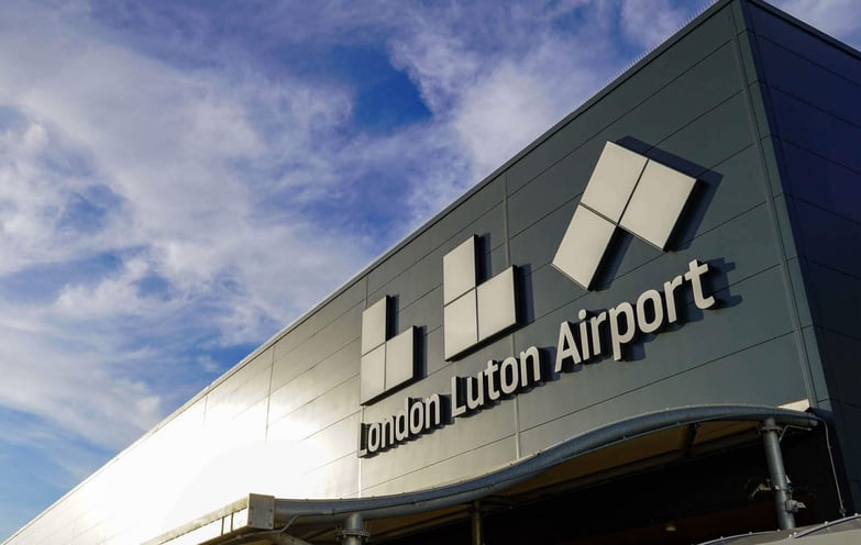 timber-battens-at-london-luton-airport_03