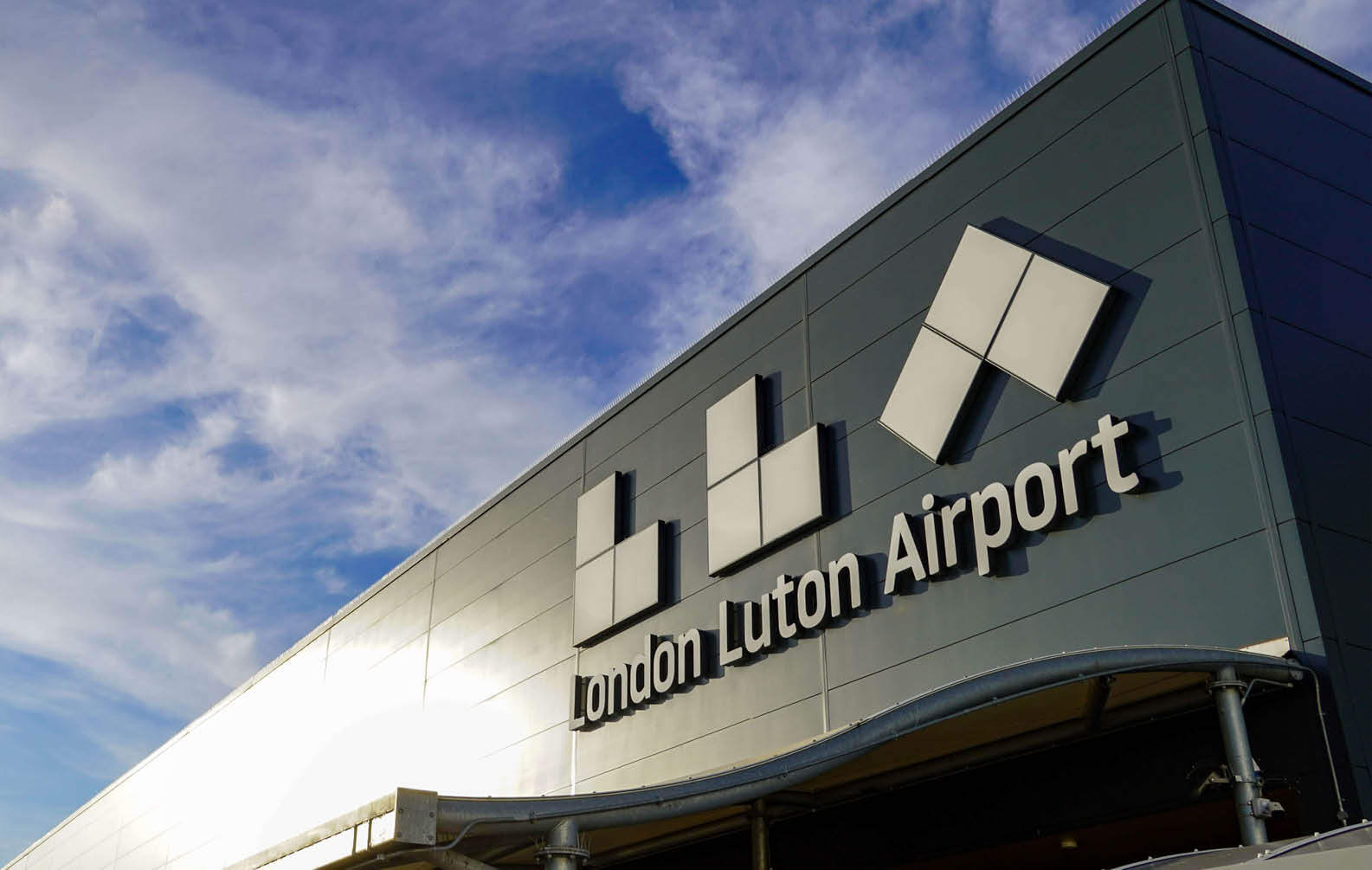 timber-battens-at-london-luton-airport_03
