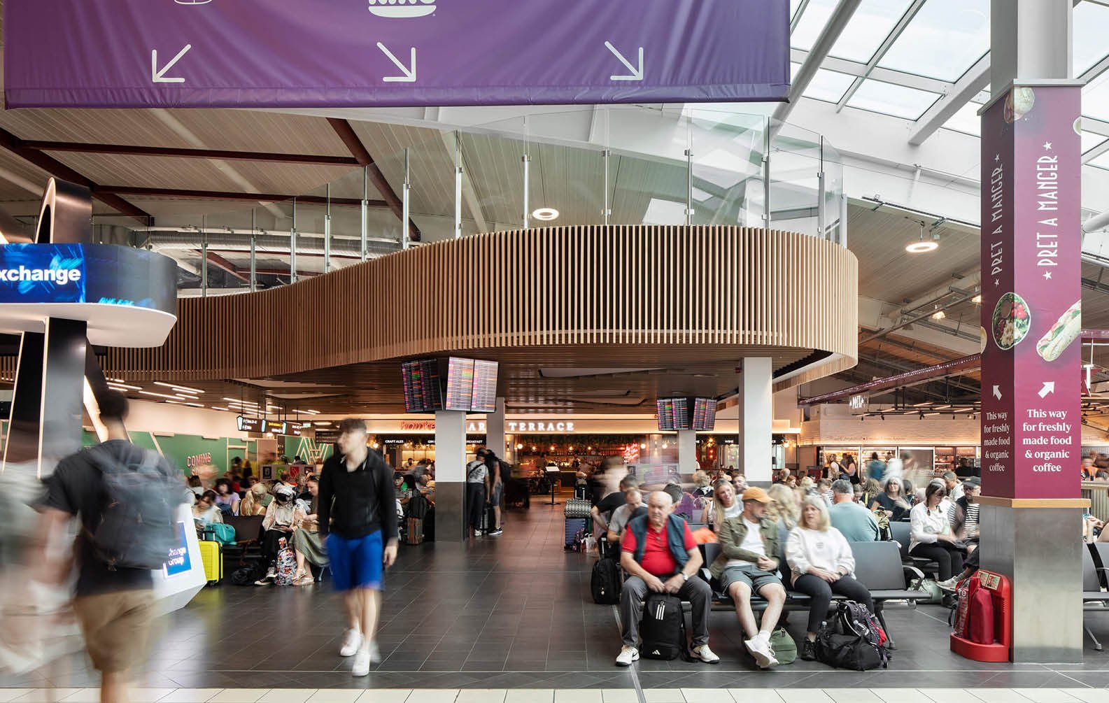 timber-battens-at-london-luton-airport_07