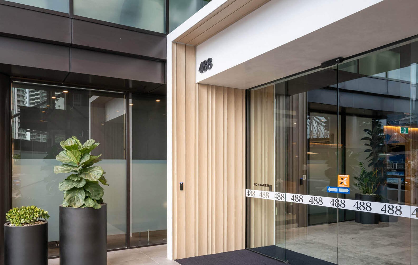 timber-feature-walls-of-488-queen-street_07